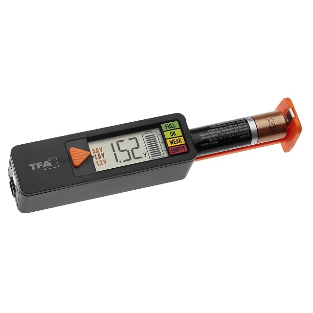 Comprobador TFA Dostmann BatteryCheck con una pila colocada y su pantalla digital encendida