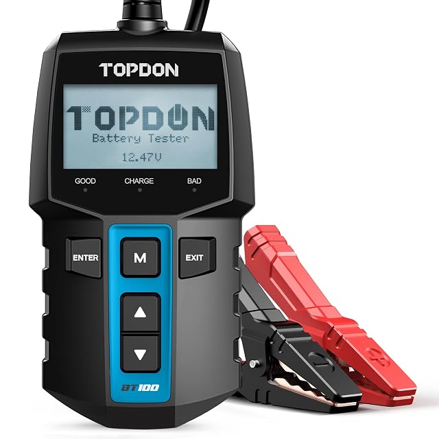 Comprobador de baterías de vehículo TOPDON BT100 con sus pinzas puestas en una batería de coche