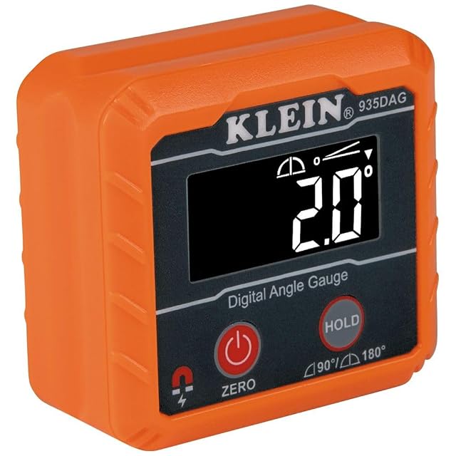Medidor de ángulo digital Klein Tools 935DAG sujeto magnéticamente a un tramo de conducto
