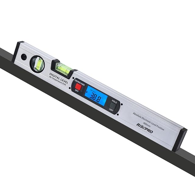 Medidor de ángulo digital RISEPRO con pantalla retroiluminada sobre una superficie metálica