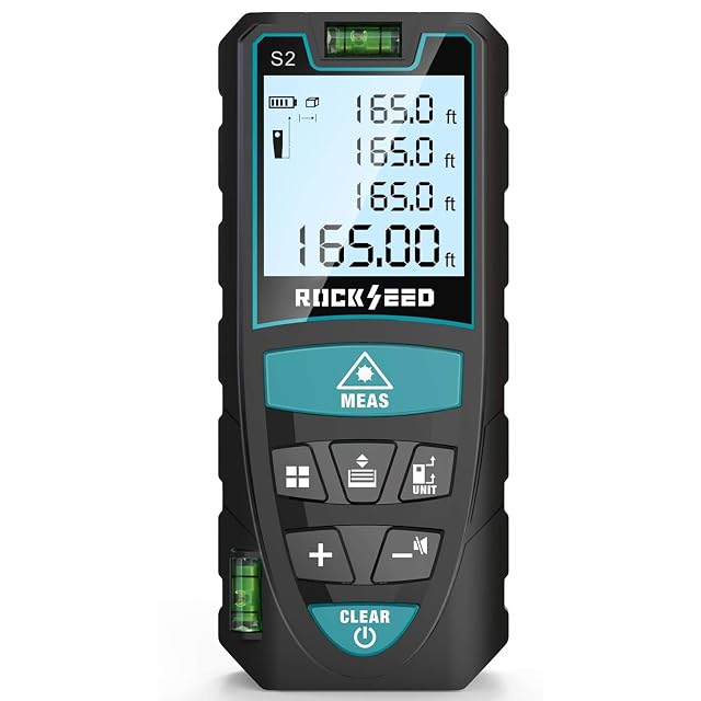 Medidor láser de distancia RockSeed S2 sostenido con una mano, mostrando su LCD retroiluminado y su nivel de burbuja lateral