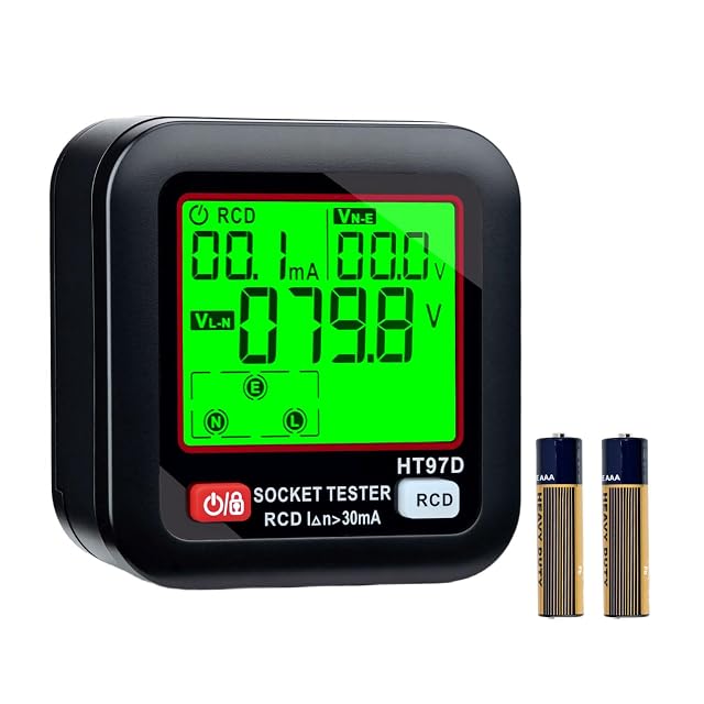 Comprobador de enchufes Wigearss enchufado a una toma de pared, con el LCD mostrando una lectura de tensión