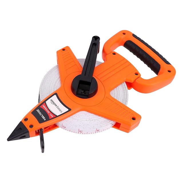 Cinta métrica de carrete abierto Amazon Basics naranja con su banda de fibra de vidrio y su gancho final
